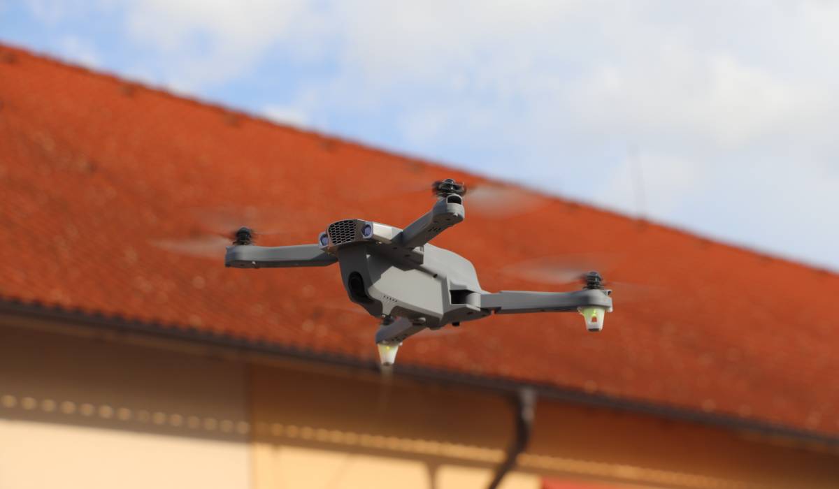 Dron Syma X30 v letu
