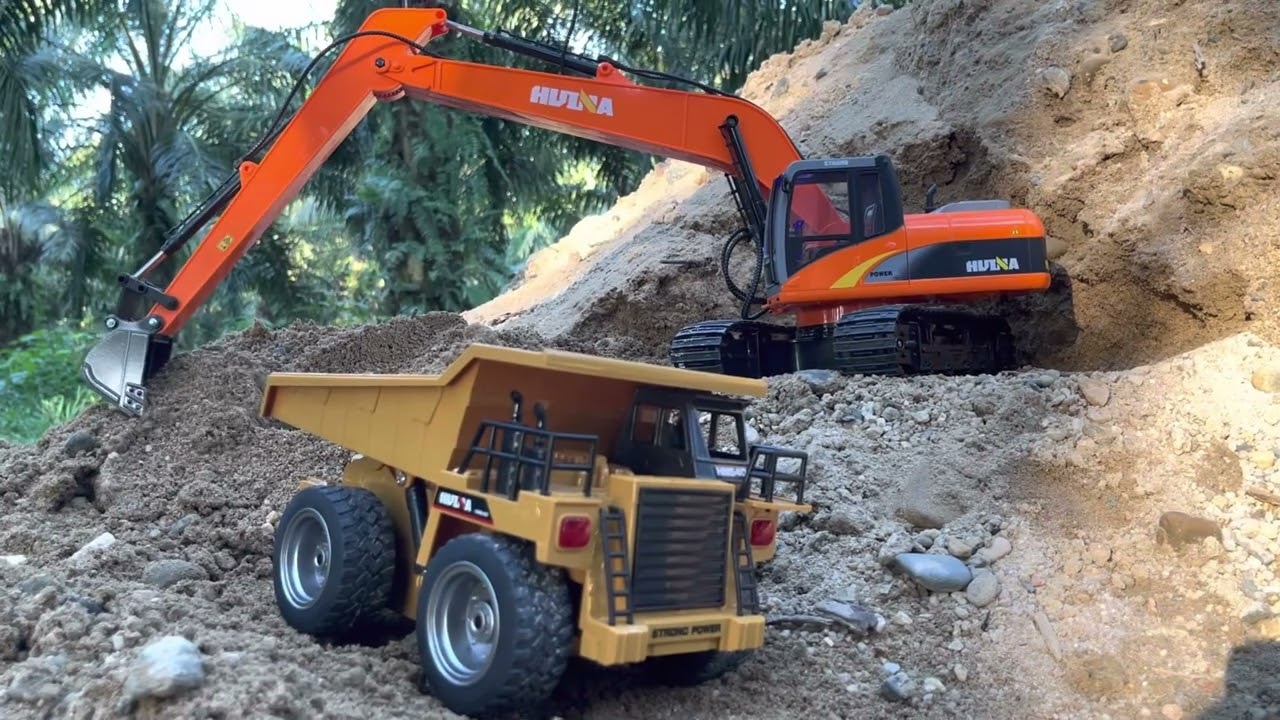 RC pásový bagr s dlouhým ramenem a kovovou lžící HN551 1:14