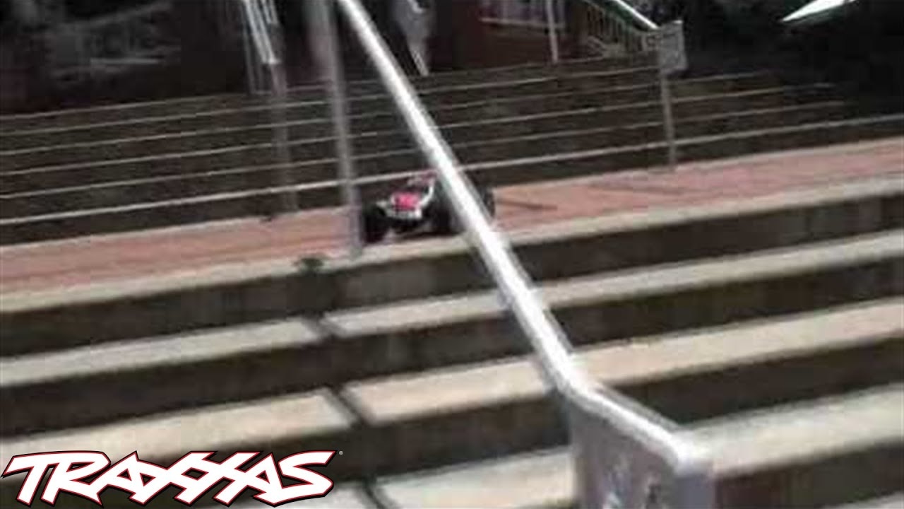 RC auto Traxxas Nitro Revo 1:8 TQi s BlueTooth RTR, stříbrná