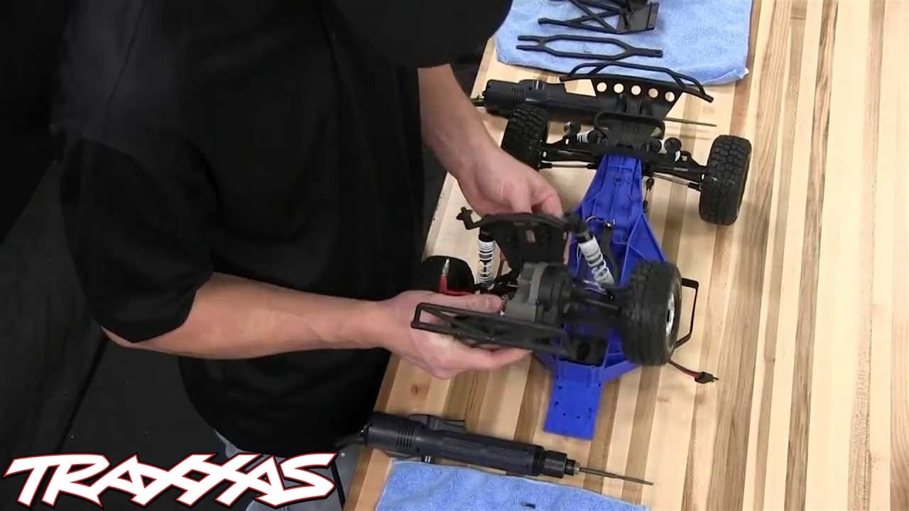 RC auto Traxxas Slash 1:10 RTR s LED osvětlením, červeno-modrá