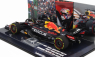 Minichamps Red bull F1 Rb18 Oracle Red Bull Racing s vlajkou a figurkou N 1 1:43