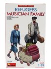 Miniart Figures Refugees Musician Family 1:35 /