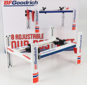 Greenlight Accessories Bf Goodrich Garage Set Officina Čtyřsloupový zvedák 1:18