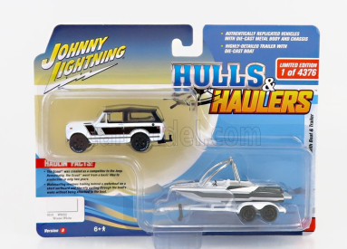 Johnny lightning International Scout With Trailer And Boat 1979 1:64 Bílá Černá