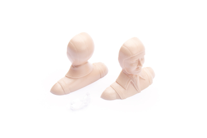Pilot 1/8, výška 48mm, šířka 56mm, nemalovaný