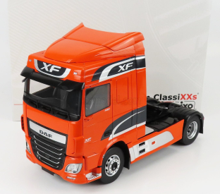 Premium classixxs DAF Xf Space Cab Tractor Truck 2-assi 2016 1:18 Oranžové Stříbro