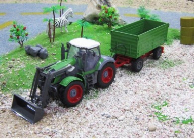 RC traktor se sklápěcím vozem a lopatou