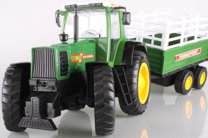 RC traktor s vlekem - ovládaný přes kabel