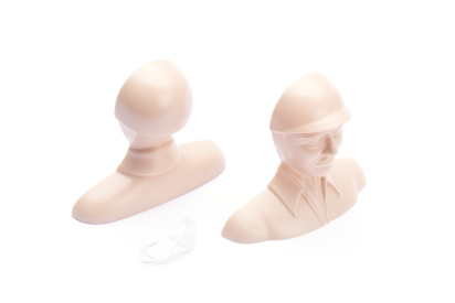 Závodní pilot 1/6, výška 67mm, šířka 78mm, nemalovaný