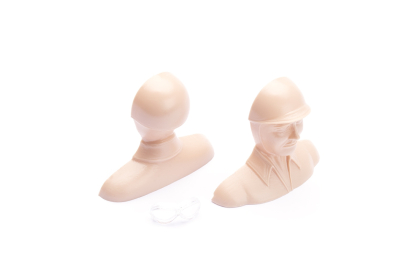 Závodní pilot 1/8, výška 48mm, šířka 56mm, nemalovaný