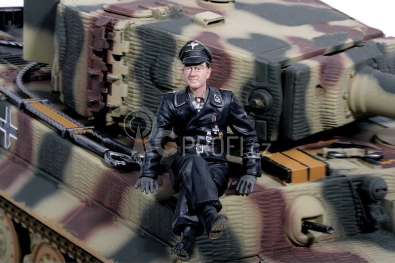 1/16 figurka německého sedícího kapitána Michaela Wittmann z 2 sv. války, ručně malovaná