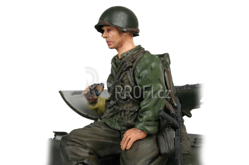 1/16 figurka sedícího kapitána US pěchoty z 2 sv. války, ručně malovaný