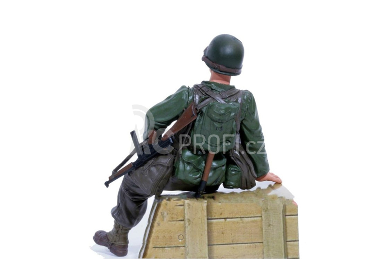 1/16 figurka sedícího kapitána US pěchoty z 2 sv. války, ručně malovaný