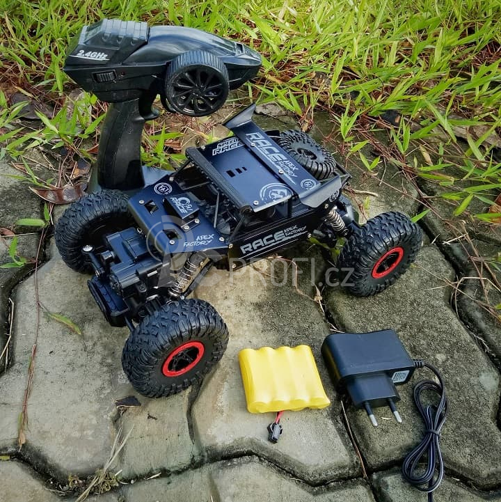 RC auto Strong Crawler se spoilerem, černá