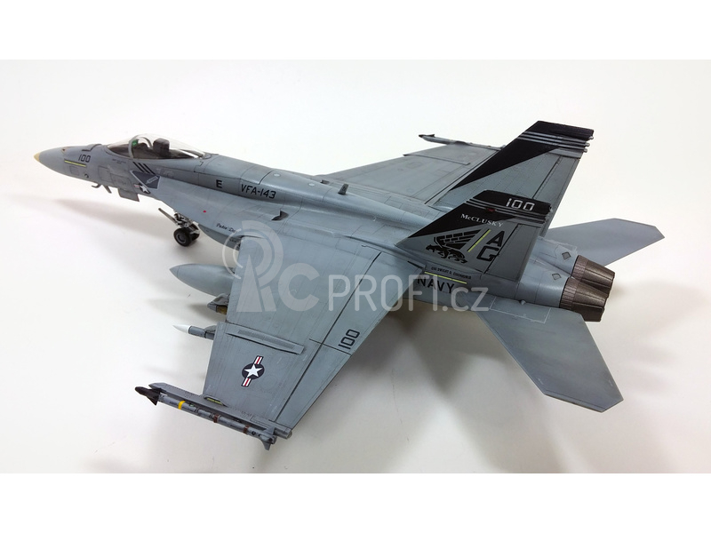 Academy Boeing F/A-18E VFA-143 USN Pukin Dogs (1:72)