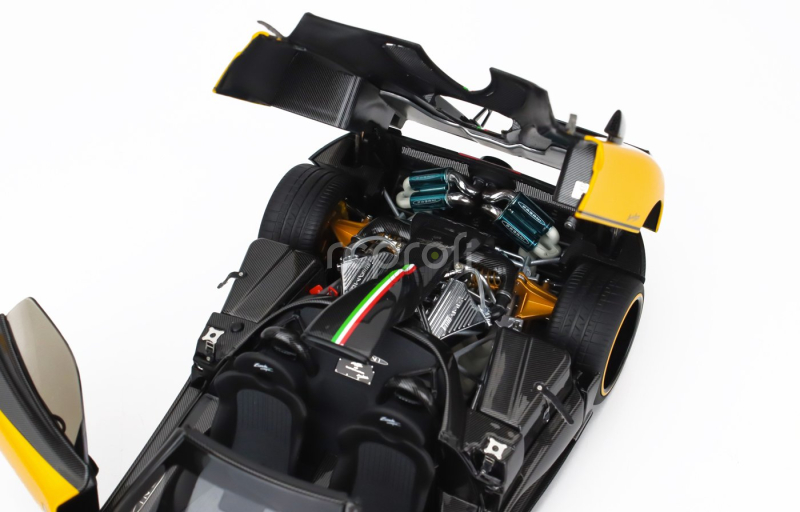 Almost-real Pagani Zonda 5 Cinque Roadster 2009 1:18 Žlutý Černý Uhlík