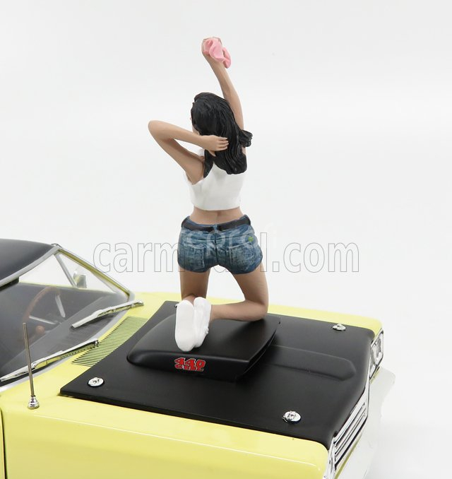 American diorama Figures Donna - Woman Seated Weekend Car Show - Car Not Included 1:18 Bílá Modrá