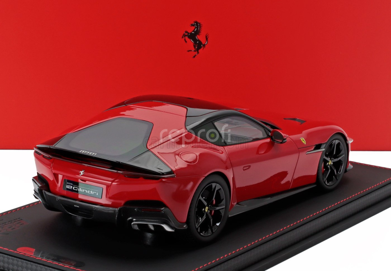 Bbr-models Ferrari 12cilindri V12 830cv Panoramic Roof 2024 - Glossy Black Rims - Con Vetrina - With Showcase 1:18 Rosso Corsa - Červená