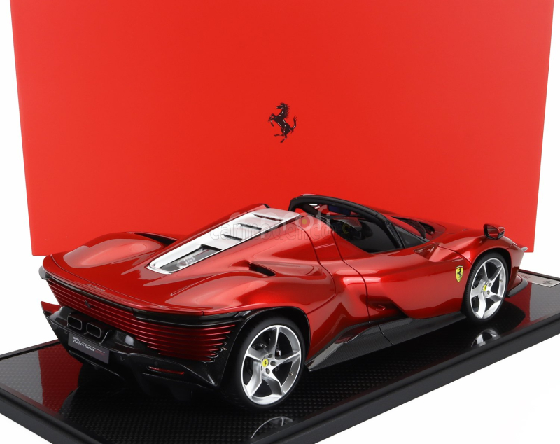Bbr-models Ferrari Daytona Sp3 Serie Icona Open Roof 2022 - Con Vetrina - With Showcase 1:12 Rosso Magma - Červený Met