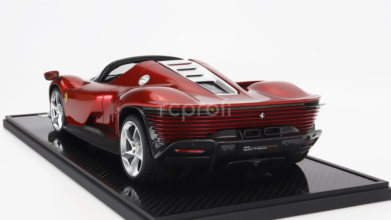 Bbr-models Ferrari Daytona Sp3 Serie Icona Open Roof 2022 - Con Vetrina - With Showcase 1:12 Rosso Magma - Červený Met