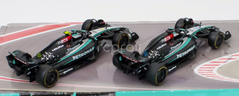 Bburago Mercedes gp Set F1  2x W15 Eq Performance Team Amg Petronas Motorsport N 44 Season 2024 Lewis Hamilton + N 63 Season 2024 George Russell 1:43 Černá Stříbrná Zelená