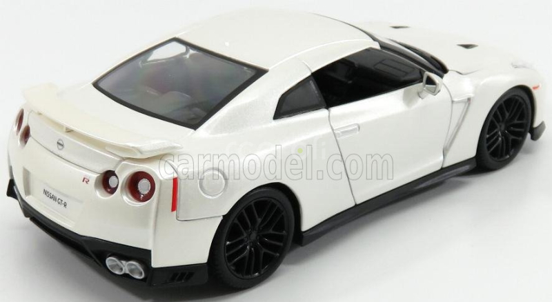 Bburago Nissan Gt-r (r35) Coupe 2017 1:24 Bílá Perla