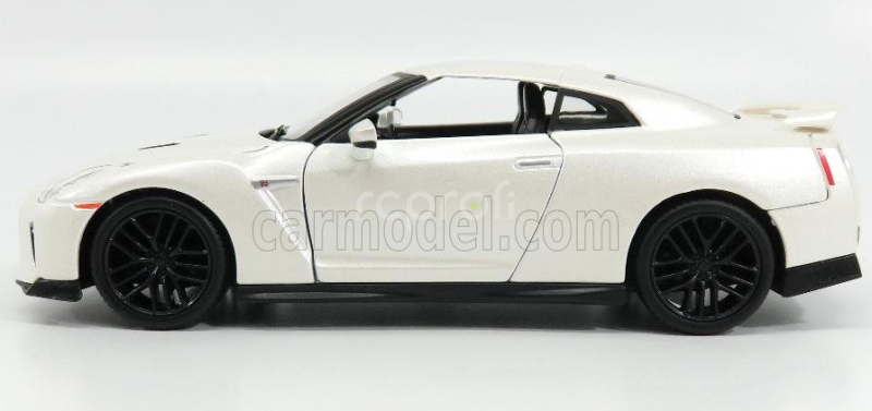 Bburago Nissan Gt-r (r35) Coupe 2017 1:24 Bílá Perla