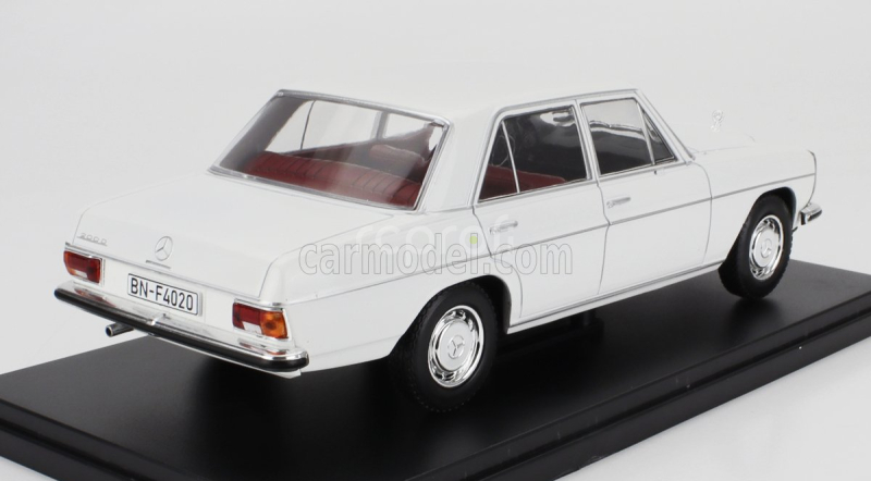 Edicola Mercedes benz 220d (w115) 1968 - Con Vetrina - With Showcase 1:24 Bílá