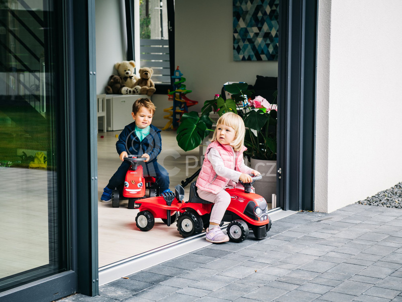 FALK - Dětské odrážedlo Baby Case IH s vlečkou, lopatkou a hrabičkami