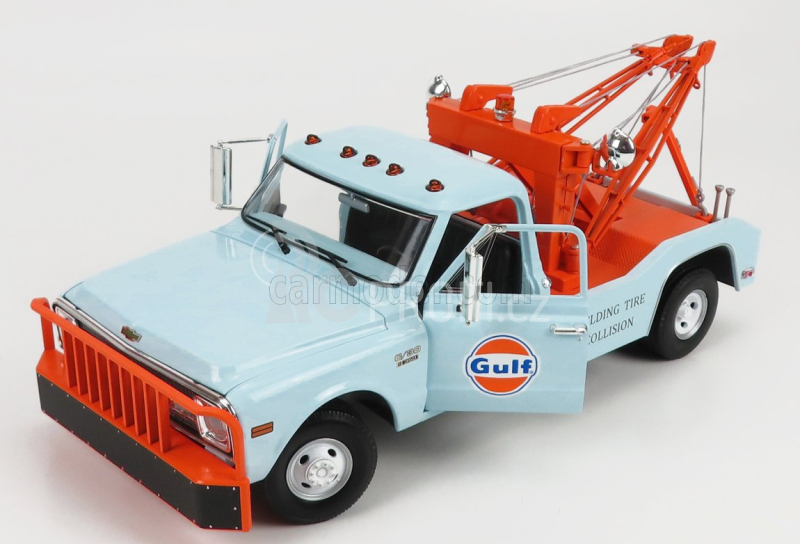 Greenlight Chevrolet C-30 Pick-up Gulf Odtahový vůz 1969 1:18, světle modrá