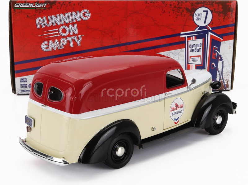 Greenlight Chevrolet Panel Truck Van Chevron 1939 1:24 Béžová Bílá Červená