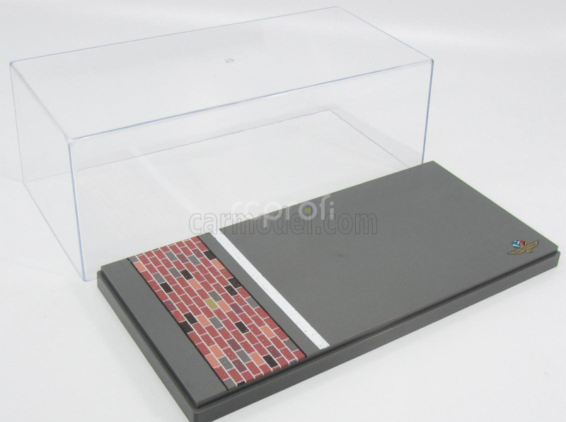 Greenlight Vetrina display box Indy Indianapolis Yard Of Bricks - Lungh.lenght Cm 34.5 X Largh.width Cm 16.3 X Alt.height Cm 13.0 (altezza Interna Cm 10.8) 1:18 Plastový Displej