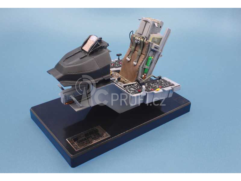Italeri General Dynamics F-16 kokpit (1:12)