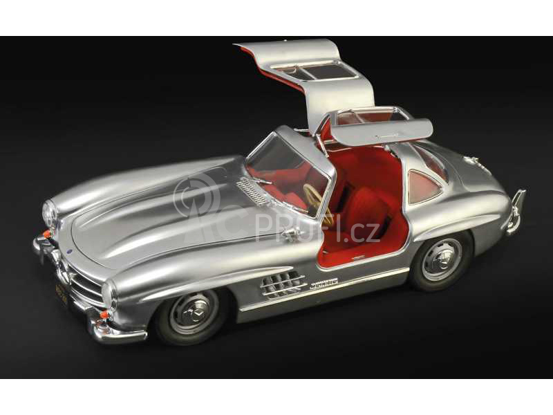 Italeri Mercedes-Benz 300 SL Gullwing (1:16)