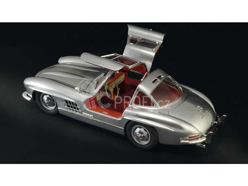 Italeri Mercedes-Benz 300 SL Gullwing (1:16)