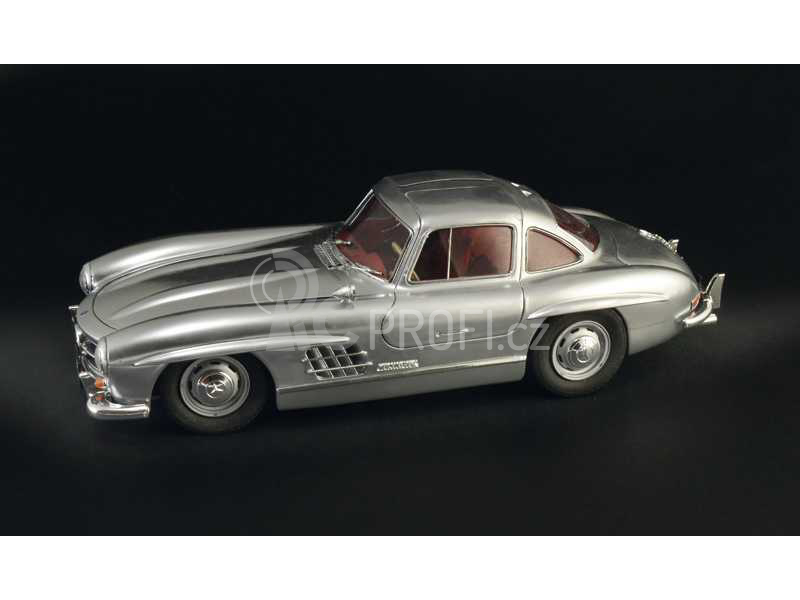 Italeri Mercedes-Benz 300 SL Gullwing (1:16)