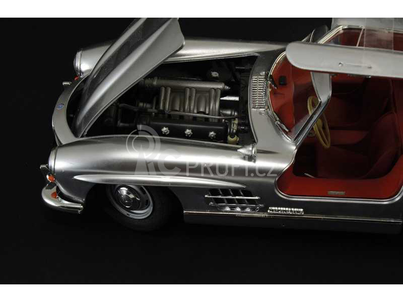 Italeri Mercedes-Benz 300 SL Gullwing (1:16)