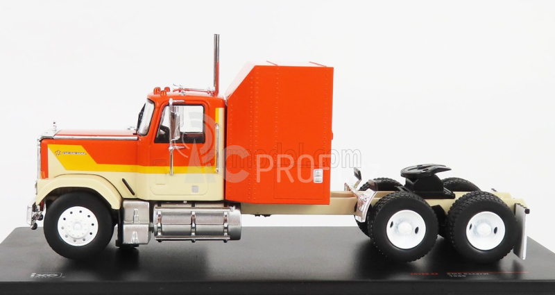 Ixo-models GMC General Tractor Truck 3-assi 1980 1:43 Orange