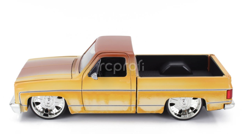 Jada Chevrolet C-10 Pick-up Custom 1985 1:24 2 Tóny Krémově Hnědé