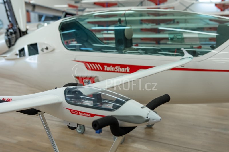 KAVAN 304TS TwinShark 2700mm - s R8 vario RX