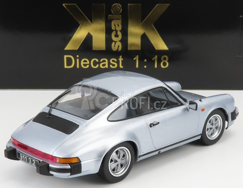 Kk-scale Porsche 911 3.2 Coupe 1988 1:18, stříbrná