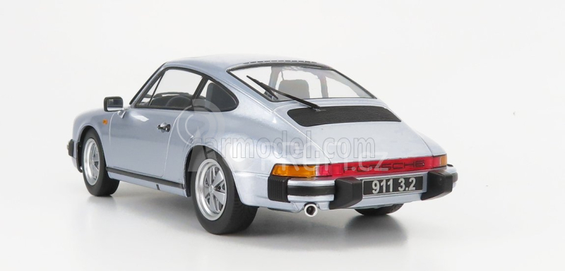 Kk-scale Porsche 911 3.2 Coupe 1988 1:18, stříbrná
