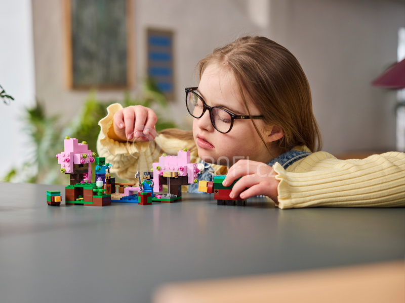 LEGO Minecraft - Zahrada s rozkvetlými třešněmi