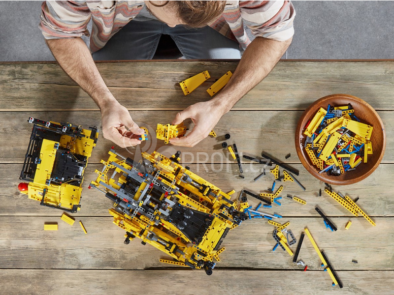 LEGO Technic - Buldozer Cat® D11 ovládaný aplikací