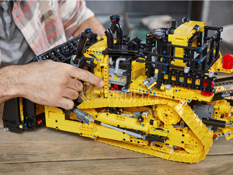 LEGO Technic - Buldozer Cat® D11 ovládaný aplikací