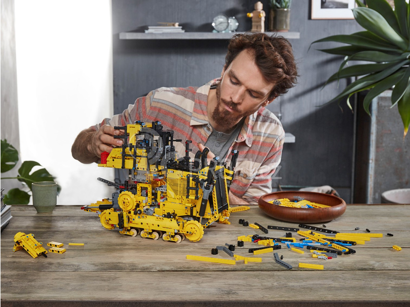 LEGO Technic - Buldozer Cat® D11 ovládaný aplikací