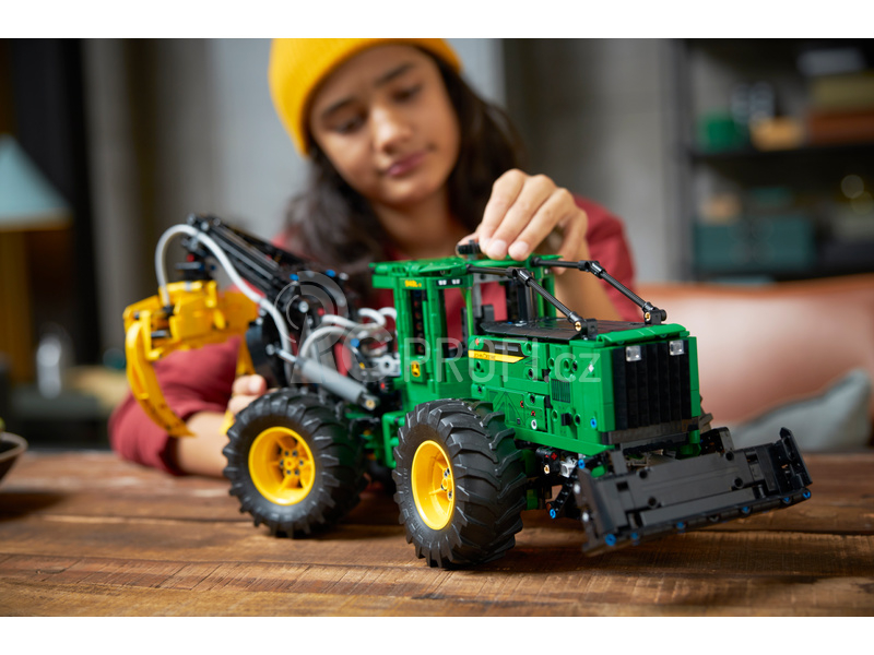 LEGO Technic - Lesní traktor John Deere 948L-II