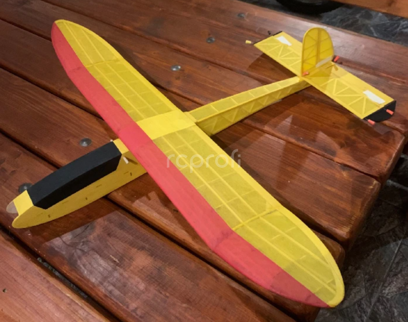 Letadlo Banana 900 RC elektro