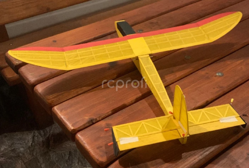 Letadlo Banana 900 RC elektro