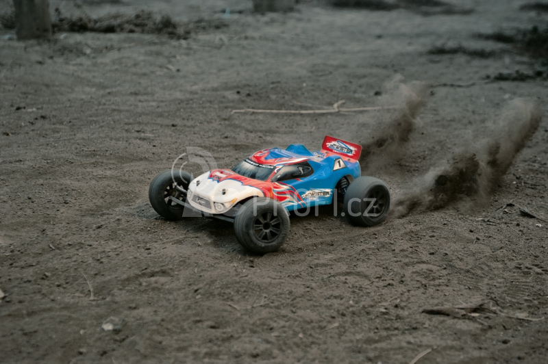 RC auto LRP S10 Twister Truggy